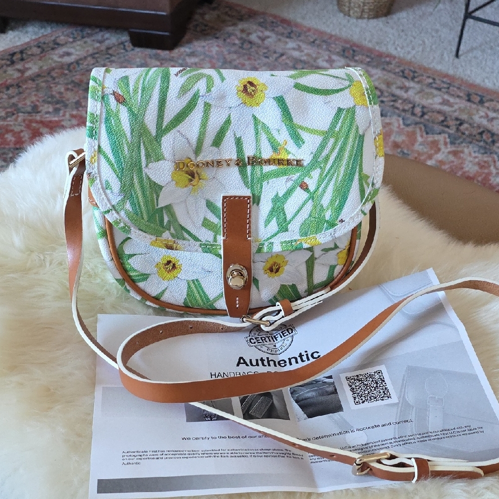 Adorable NWOT Dooney & Bourke Daffodil Saddle Bag Crossbody Bag 🤍🌼💚🎁